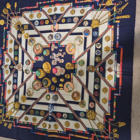 Hermes 
Silk Petite Main Scarf 90 - Picture 1 of 5